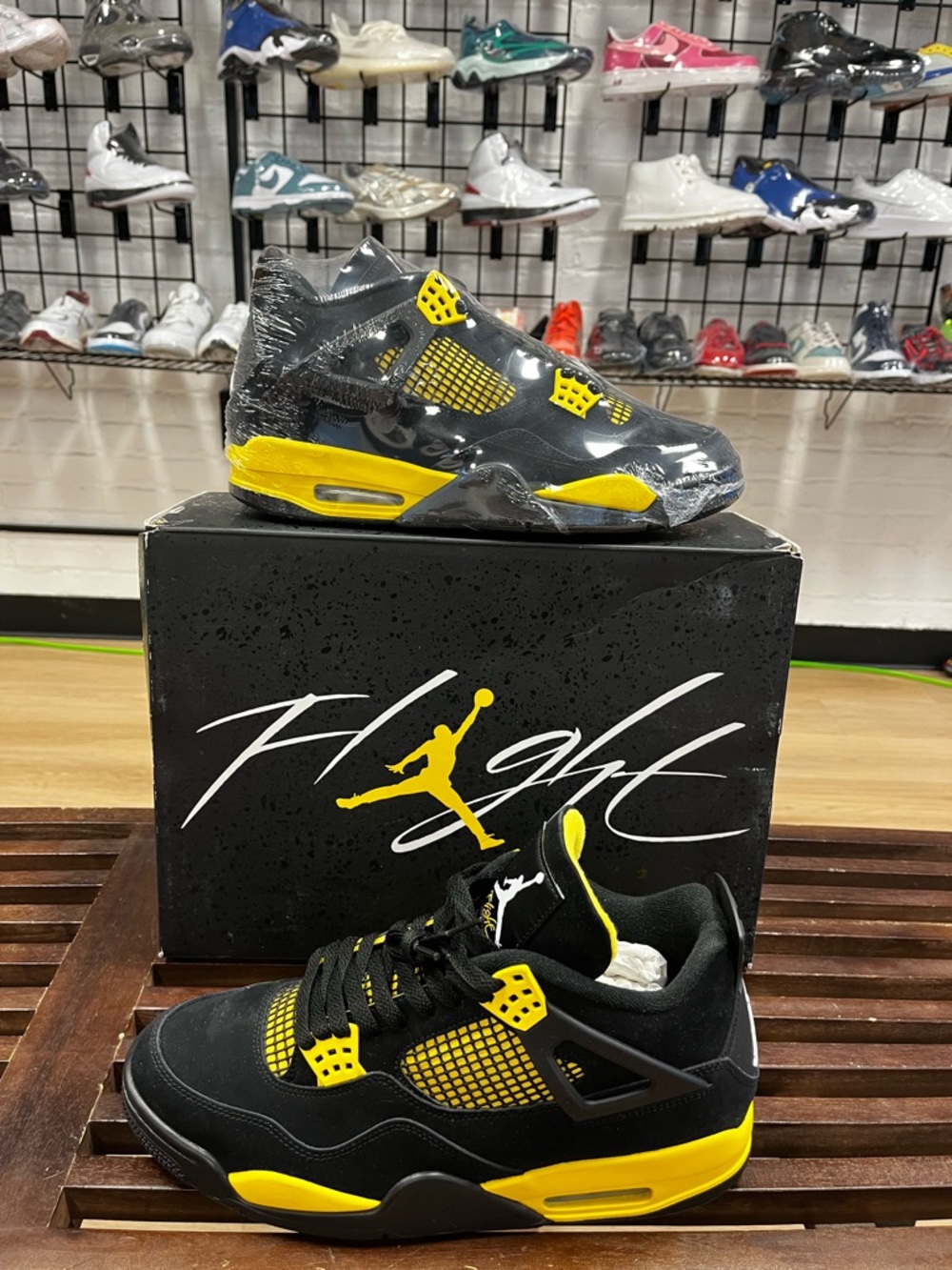 Nike Air Jordan 4 Retro - Black/Yellow
